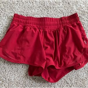 Lululemon dark red hotty hots low rise 2.5 inseam SIZE 4